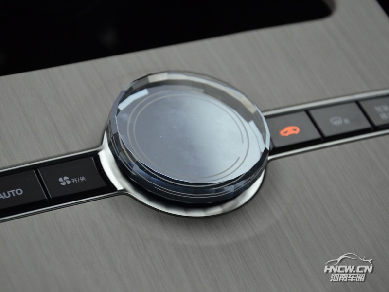 2023款 银河E8 中控