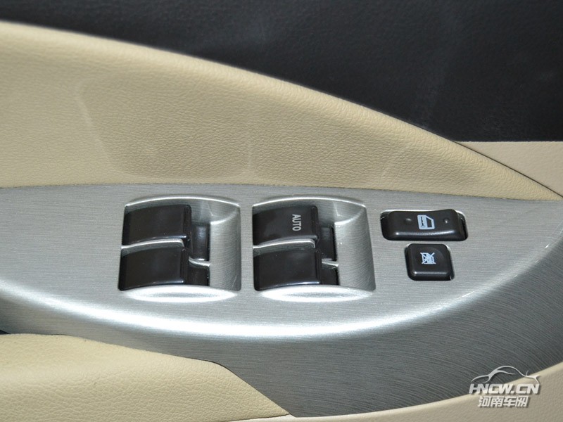 2012款风行景逸SUV 内饰