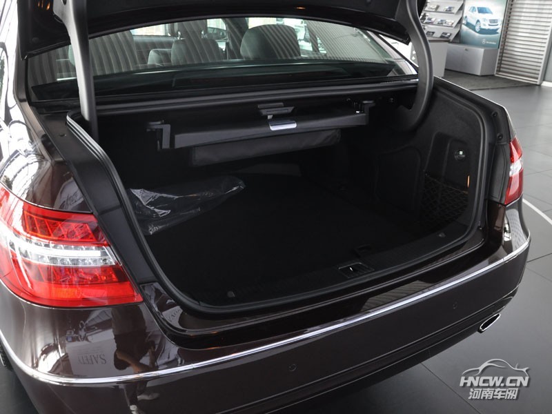 2011款奔驰E300L 内饰