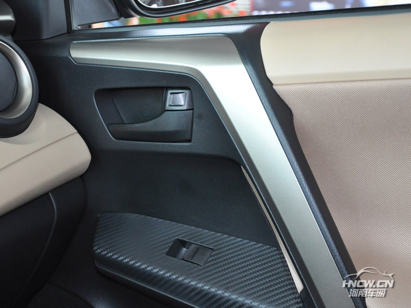 2013款一汽丰田RAV4 内饰