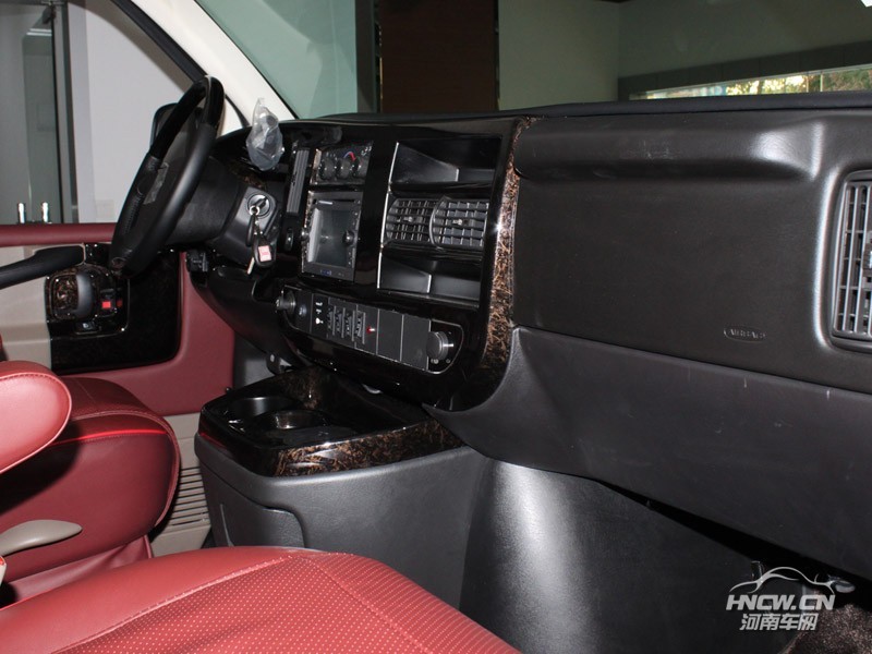 GMC Savana 200S运动版 中控台