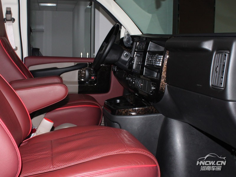GMC Savana 200S运动版 中控台