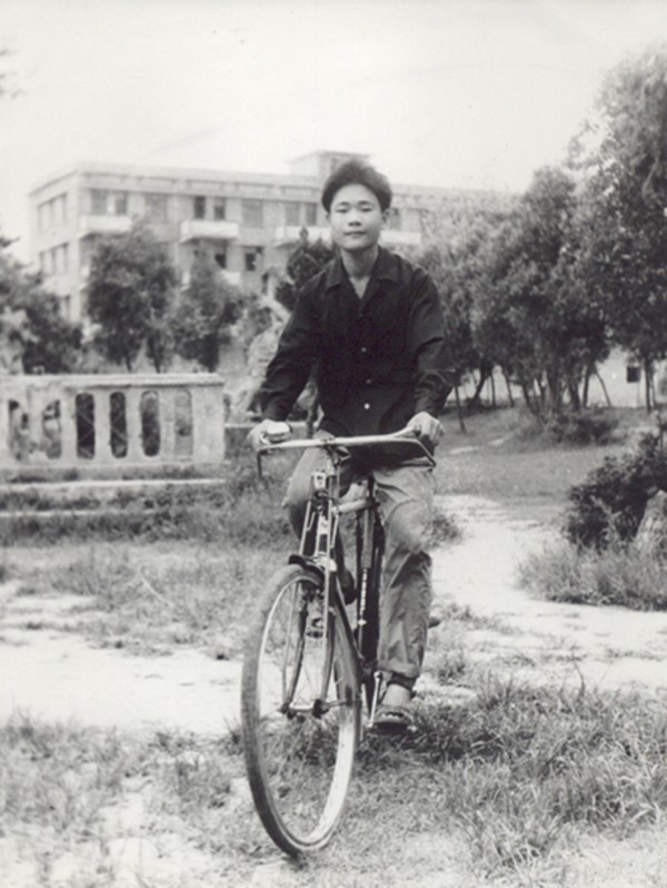 a 青年李书福.jpg