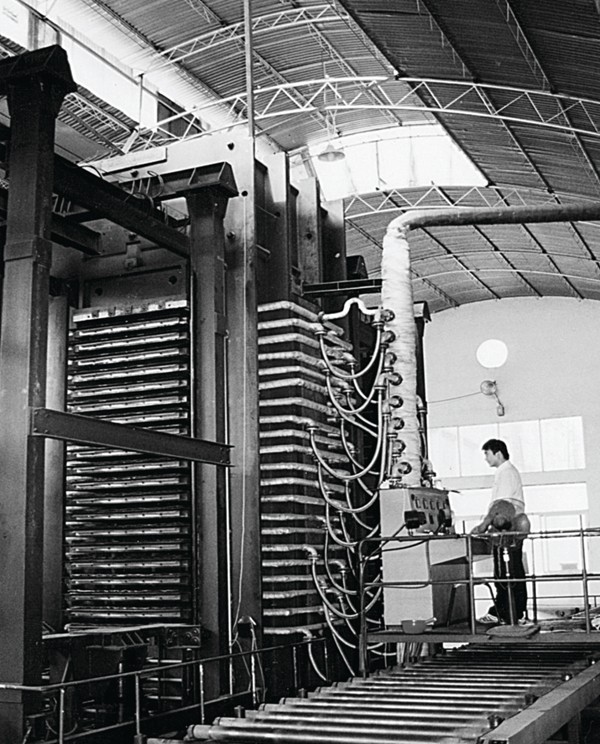 a 早期吉利镁铝曲板生产车间.jpg