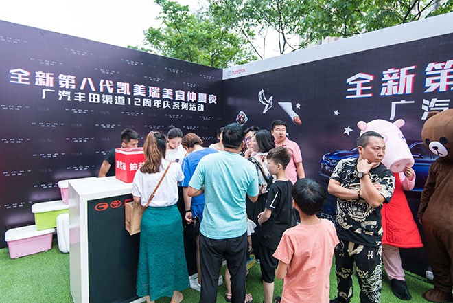 全新凯美瑞在颜值方面的进化无疑是非常成功的。简单来说,全新凯美瑞在颜值方面最大的变化就是年轻了。可这并不是简简单单的换了一种风格,而是内外兼备的全方位改变。 整体外观年轻化的效果有目共睹,但同时为了应对各种年龄段与不同风格的消费者,第八代凯美瑞天生两种面孔不同的外观设计分别代表了极致豪华和极致运动。 TNGA(Toyota New Global Architecture,丰田新全球架构)对几乎全部零件重新研发,使第八代凯美瑞成为真正的,彻底的全新换代车型,实现不同以往的炫酷,不同以往的驾趣,不同以往