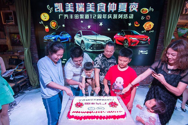 全新凯美瑞在颜值方面的进化无疑是非常成功的。简单来说,全新凯美瑞在颜值方面最大的变化就是年轻了。可这并不是简简单单的换了一种风格,而是内外兼备的全方位改变。 整体外观年轻化的效果有目共睹,但同时为了应对各种年龄段与不同风格的消费者,第八代凯美瑞天生两种面孔不同的外观设计分别代表了极致豪华和极致运动。 TNGA(Toyota New Global Architecture,丰田新全球架构)对几乎全部零件重新研发,使第八代凯美瑞成为真正的,彻底的全新换代车型,实现不同以往的炫酷,不同以往的驾趣,不同以往