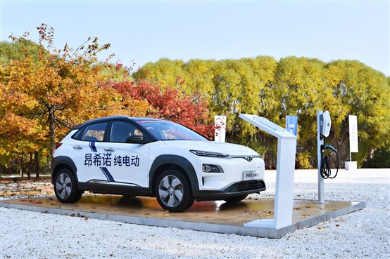 D:\Evision\hyundai\官方产品资料\Osc EV\2.产品图片视频\昂希诺纯电动室外.jpg