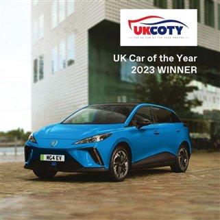 可能是包含下列内容的图片：轿车、马路和上面的文字是“UKCOTY YEAR AWARDS- Car UY of Year 2023 WINNER MG4EV”
