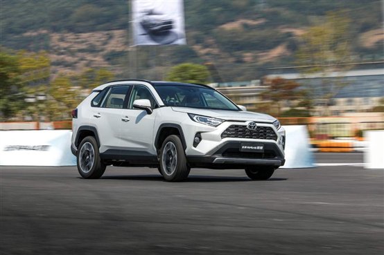 看过全新RAV4荣放的悬架，别人的只能叫“弹簧”…