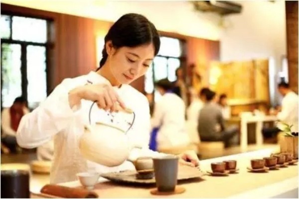 高级茶艺师王奕芬为您现场展示茶艺的魅力,讲解你所不知道的茶文化;更