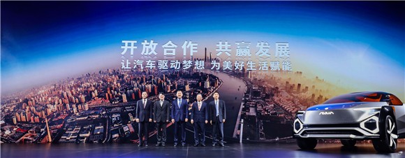 5. 东风公司总经理、党委副书记杨青发布系列战略合作项目.jpg