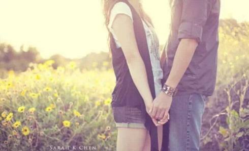 最后这件事，彻底让美佳对我死心了。 我和美佳在一起三年了，我以为最终我一定会跟她在一起，或许正式因为这份自信，觉得这是必然的结果，让我疏忽了这份感情。人就是这样，直到失去后才知道后悔。 那天淋雨、碰上连续加班，美佳跟我说她累病了，发烧到39度，迷迷糊糊间不能起床，请了假在家里躺着，难受。 她给我发信息说：“阿勇，我生病了，你能过来照顾我嘛！” 可是我呢？当时我正在开会，现场来的都是大领导，这对我来说是一次机会，于是，我偷偷的回了个信息，也正是这个信息，让我失去了自己从来不知道珍惜，但对自己却无比重要的女孩。 “发烧是小事，吃点药睡一觉就好了，多喝点开水。”后来，美佳告诉我，她当时差点摔了电话。 她还告诉我，在自己最需要别人关心的时候，恰巧魏先生打来电话，说提供修改数据，一听她发烧，问了地址就赶了过去，买了退烧药和白米粥。美佳说，在魏先生递过粥的一刹那，美佳觉得眼前这个男人才是她这生寻找的那个可以依靠的人。 魏先生就是这样一点一点走进了美佳的心里，而我却一步步走出来。 美佳跟我说，当时魏先生向她求婚，很认真的对她说：亲爱的，嫁给我，我要让你拥有一个童话般的婚礼！穿上最美最洁白的婚纱，坐上华贵的皇家马车，在众多亲朋好友的簇拥下，款款进入结婚礼堂，在“婚礼进行曲”中，缓缓向我走来，全场的灯光和目光都聚集在你身上，当你牵住我的手时，我会让你感觉到你是世界上最幸福的新娘，我愿倾尽一生，陪你去做一场有你的梦，做你一生相伴的人！那晚，美佳“醉”了，整夜都是在马车、游艇、草坪、教堂.......梦境中遨游！ 于是，她想起以前跟我提起她想怎么安排我们的婚礼时，我只是淡淡的说：我爸妈乡下还有老房子，按照乡下规矩，摆个十几桌，吃上个三天三夜，亲戚朋友热闹一下，就好了。 当时美佳说她听了我的话后内心拔凉拔凉的，她梦中的婚礼肯定不是这样的。 所以，相处一年后，魏先生求婚的那天，美佳说她没有一点迟疑就答应了。 4. 故事的最后，魏先生从备胎上位，最终和美佳走在了一起。 他们的故事告诉我们，其实我们都需要一个温暖的爱人，爱情是互相的，我们都要去做一个温暖的爱人，先做好自己，才值得被爱。 美佳是真的圆满了，找到了属于自己的幸福，魏先生也会给她一个童话般的婚礼！