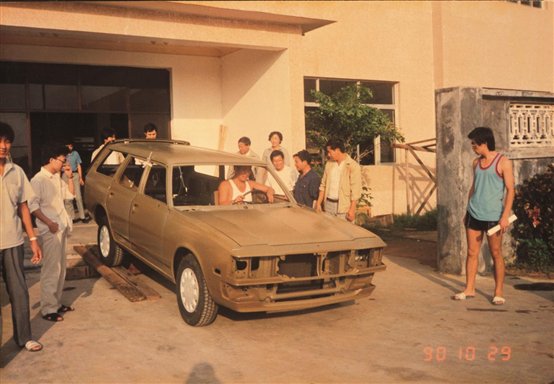 C:\Users\Administrator\Desktop\六一大会外宣定稿（海南日报及其客户端）\1990年，海马第一款整车HMC6470下线.jpg1990年，海马第一款整车HMC6470下线