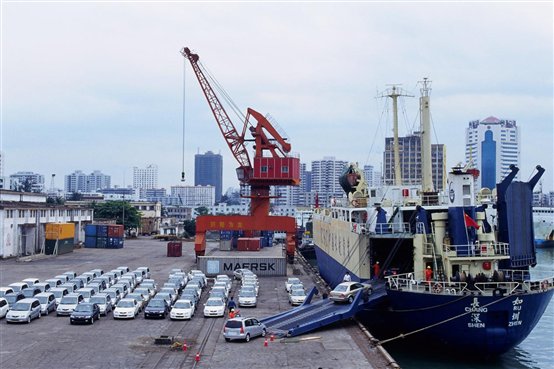 C:\Users\Administrator\Desktop\六一大会外宣定稿（海南日报及其客户端）\2004年，海马汽车开始探索国际化，图为在港口等待转运的海马汽车.jpg2004年，海马汽车开始探索国际化，图为在港口等待转运的海马汽车